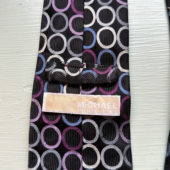 MICHAEL KORS CIRCLE DETAIL TIE (OS) - Picture 5 of 6
